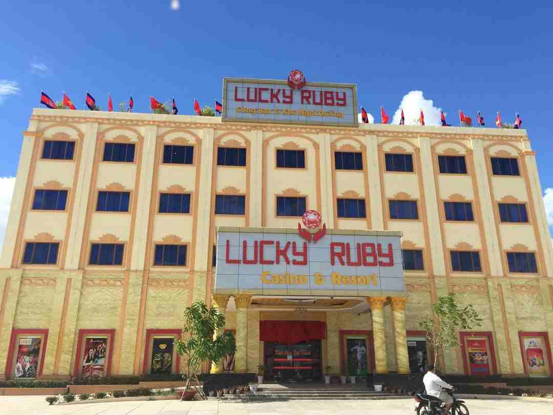 Lucky Ruby Border Casino nằm ngay sát biên giới Prey Vor - Mộc Hoá
